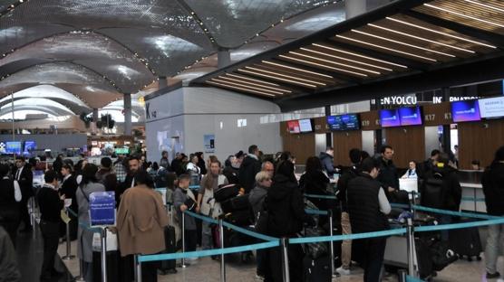 Bayram tatili bitti, tela� ba�lad�: �stanbul havalimanlar�nda d�n�� kalabal���