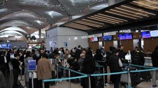 Bayram tatili bitti, tela� ba�lad�: �stanbul havalimanlar�nda d�n�� kalabal���