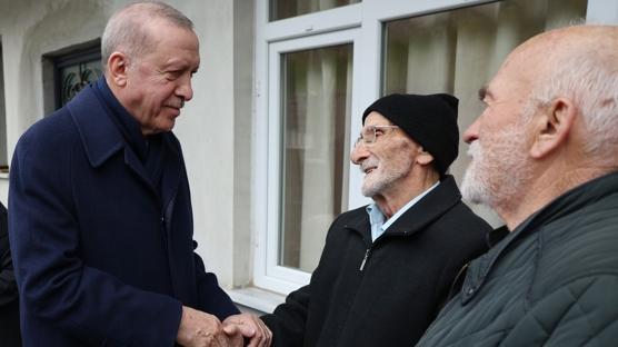 Cumhurbaşkanı Erdoğan'dan Ramazan Bayramı ziyareti: Memleketi Rize'de komşuları ile bir araya geldi