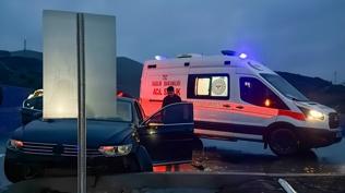 Direksiyon hakimiyetini kaybederek ref�je �arpt�: Yaral�lar var