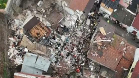 Fatih'te bir bina çöktü