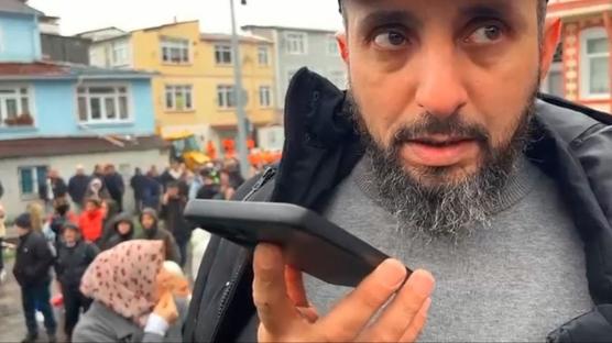 Enkaz alt�ndaki yak�n�yla telefonda g�r��t�