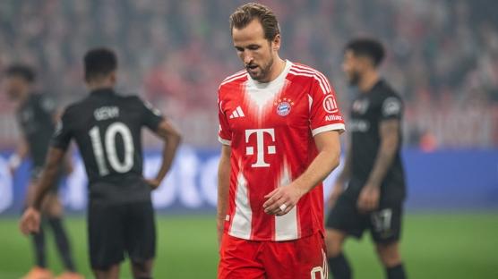 Harry Kane, Barcelona'y� elinin tersiyle itti