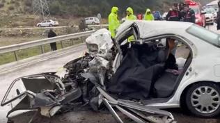 Isparta'da iki otomobil �arp��t�: 2 �l�, 4 yaral�