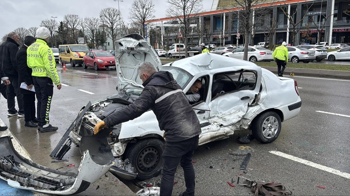 �stanbul'da zincirleme kaza: Yaral�lar var