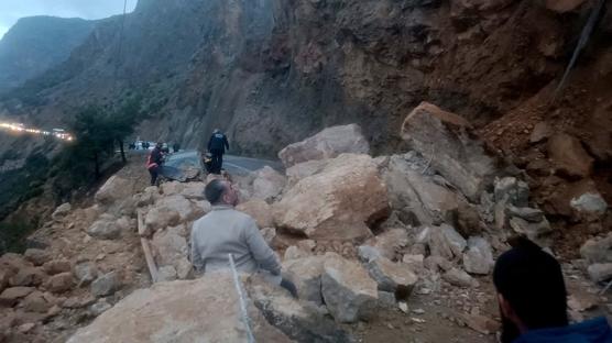 Mersin-Antalya kara yolunda heyelan paniği: Saniye saniye kaydedildi