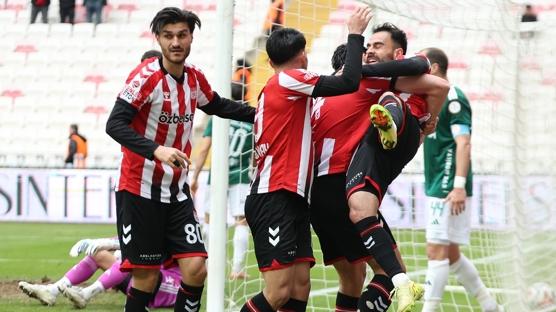 Sivasspor bu sezon ilk kez �st �ste 3 galibiyet ald�