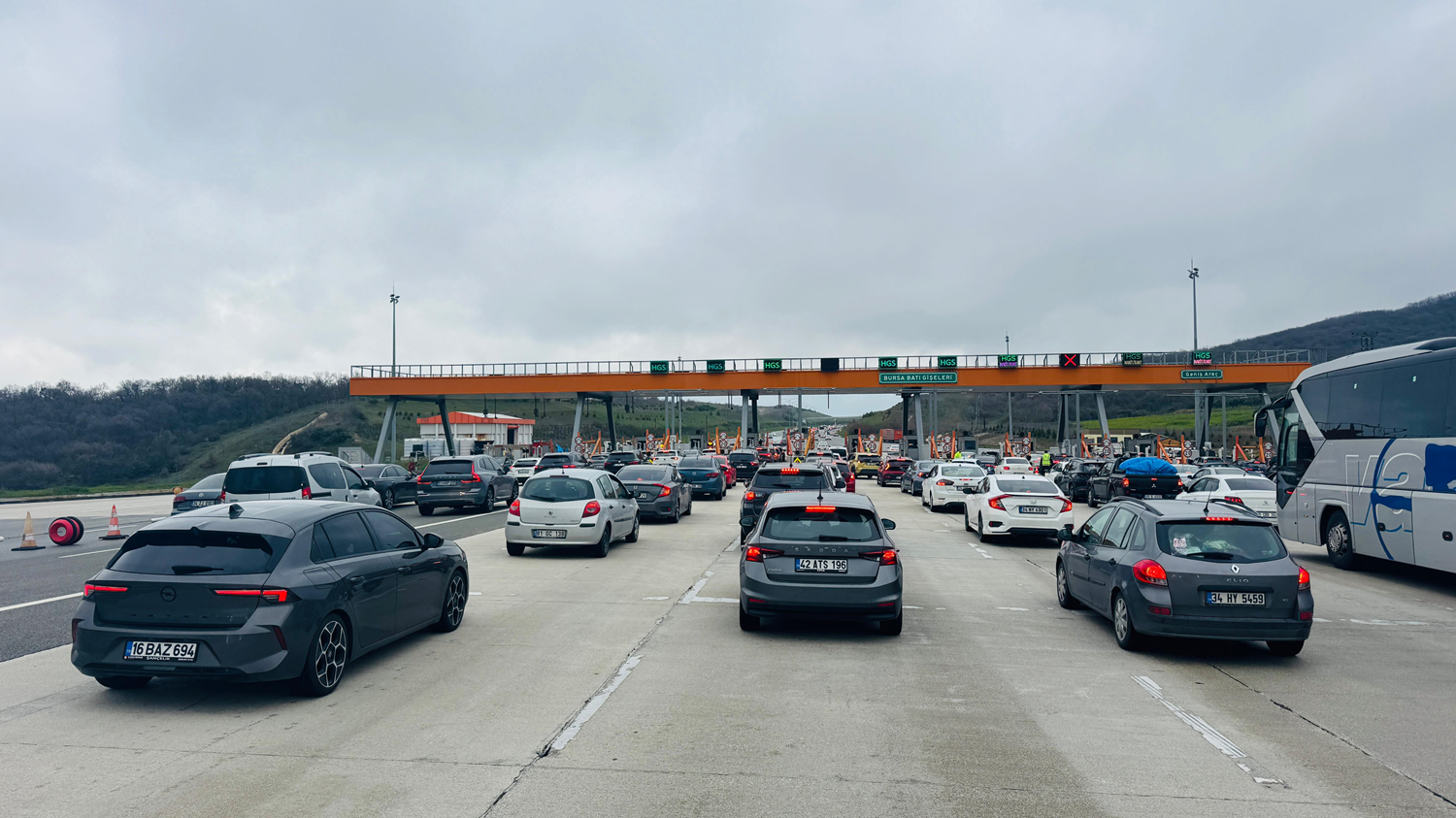 Tatil bitti, eziyet başladı: Yollarda bayram trafiği sürüyor