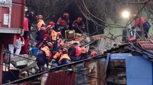 Fatih'te 2 bina çöktü: Çevrede hasar tespit çalışması başlatıldı