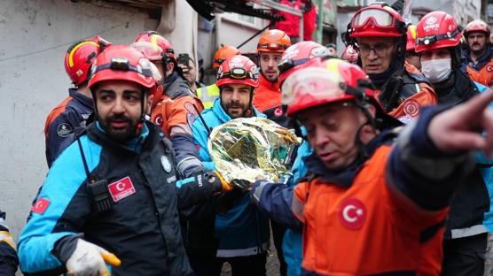 Fatih'te biti�ik iki bina ��kt�: 2 ki�i taburcu edildi