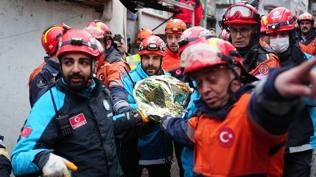 Fatih'te biti�ik iki bina ��kt�: 2 ki�i taburcu edildi