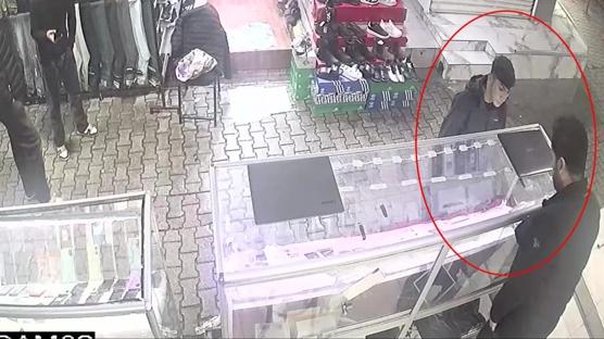 Fiyat sorma bahanesiyle telefonu cepledi: Hırsızın savunması pes ettirdi
