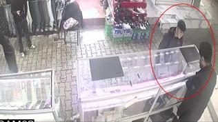Fiyat sorma bahanesiyle telefonu cepledi: Hırsızın savunması pes ettirdi