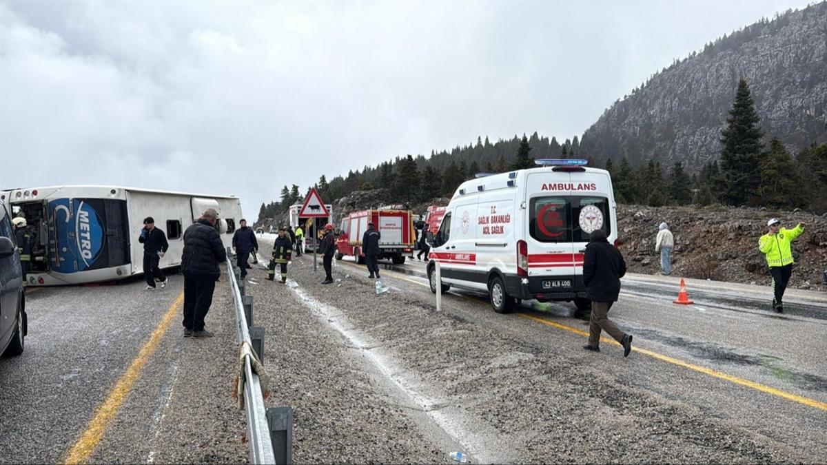 Konya'da yolcu otobüsü devrildi! Çok sayıda yaralı var