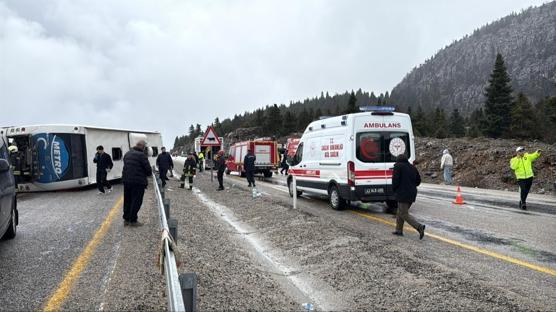 Konya'da yolcu otobüsü devrildi! Çok sayıda yaralı var