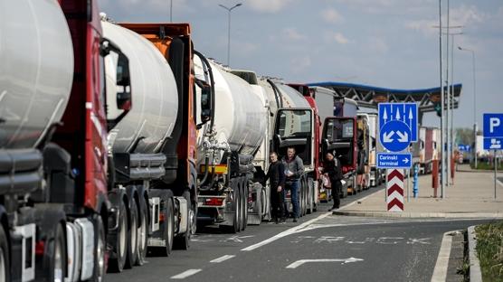 S�n�r kap�s�nda AB'ye protesto: Bosna Hersek'te kamyonlar kontak kapatt�