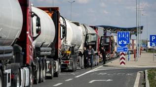 S�n�r kap�s�nda AB'ye protesto: Bosna Hersek'te kamyonlar kontak kapatt�