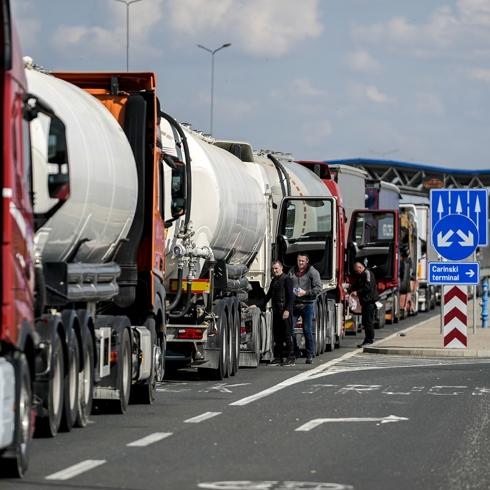 S�n�r kap�s�nda AB'ye protesto: Bosna Hersek'te kamyonlar kontak kapatt�