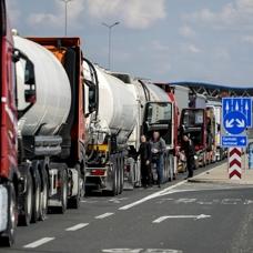 S�n�r kap�s�nda AB'ye protesto: Bosna Hersek'te kamyonlar kontak kapatt�