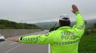 Trafikte seyir halindeyken bo�az�na �eker ka�an s�r�c� Heimlich manevras�yla kurtuldu