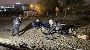 Ba�kentte bariyer ve dire�e �arpan otomobilin s�r�c�s� hayat�n� kaybetti