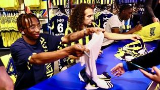 Fenerbah�eli y�ld�zlar taraftarla bulu�tu