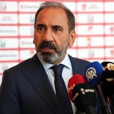 Mecnun Otyakmaz'dan Be�ikta� a��klamas�: Bir ��z�m bulaca��z