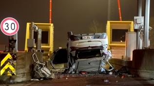 Pendik'te gi�elere �arp�p devrilen otomobilde s�k��an 2 ki�i yaraland�