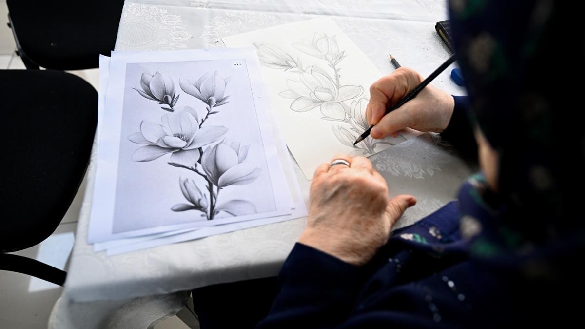 T�rk K�z�lay Konukevi sakinleri, sanatsal faaliyetlerle hayatlar�na renk kat�yor