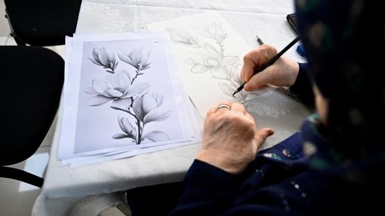 T�rk K�z�lay Konukevi sakinleri, sanatsal faaliyetlerle hayatlar�na renk kat�yor