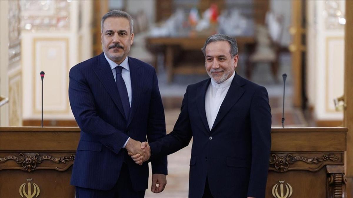 �ran ve T�rkiye aras�nda diplomatik temas: Bakan Fidan, Arak�i ile g�r��t�