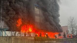 F�nd�k fabrikas�nda korkutan yang�n... Ekipler m�dahalede bulunuyor