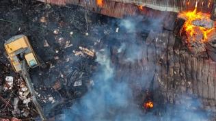 �zmir'de korkutan yang�n: Ekipler olay yerinde