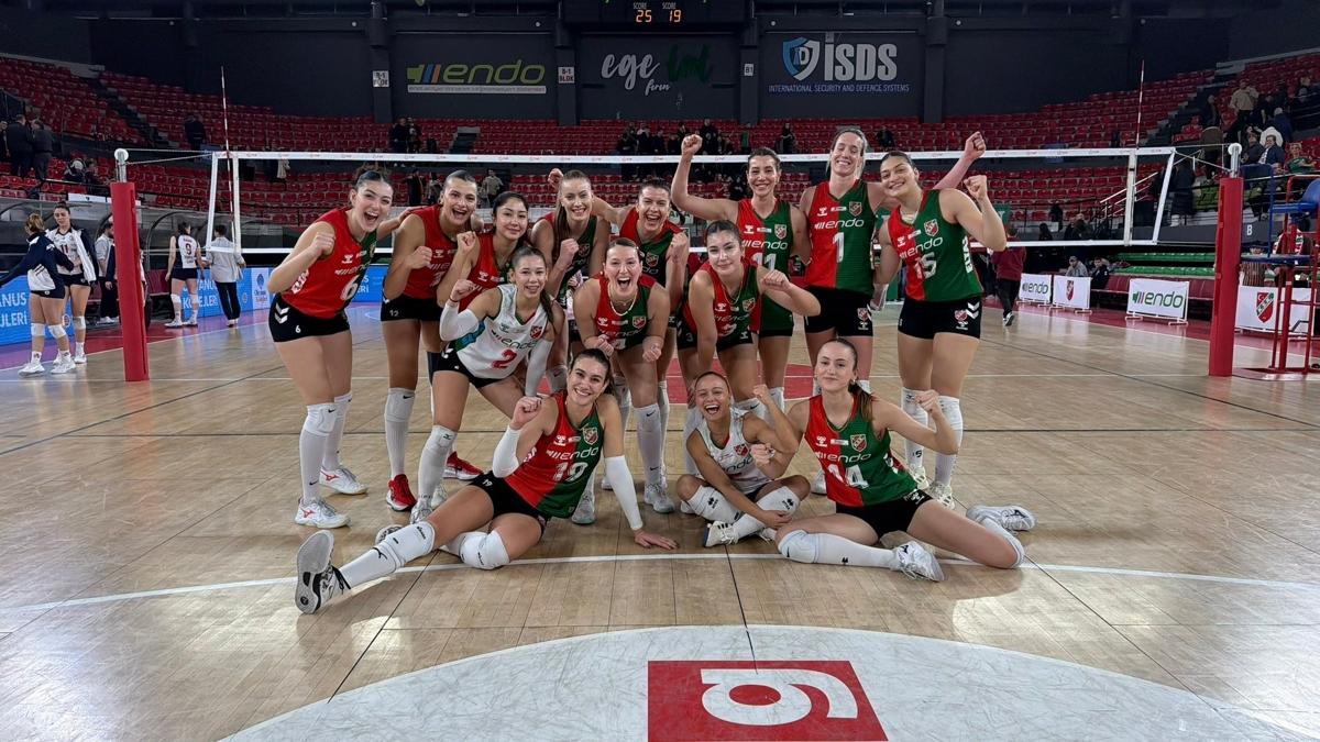 Kar��yaka Voleybol, yar� final ma�lar�na ��k�yor