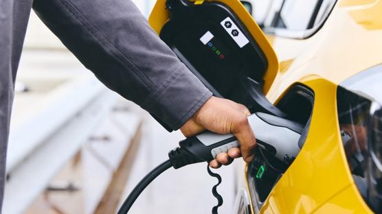 T�rkiye'de elektrikli ara� pazar� b�y�yor: Say� 400 bine yakla�t�