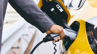 T�rkiye'de elektrikli ara� pazar� b�y�yor: Say� 400 bine yakla�t�