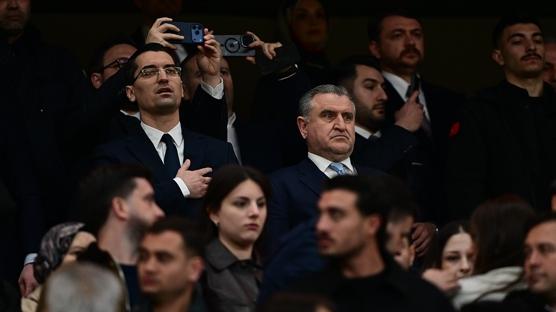 Bakan Osman A�k�n Bak, T�rkiye-Romanya ma��n� trib�nden takip etti