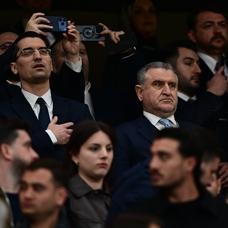 Bakan Osman A�k�n Bak, T�rkiye-Romanya ma��n� trib�nden takip etti