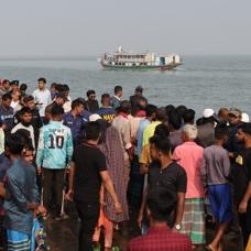 Banglade�'te facia: Yolcu otob�s� nehre devrildi