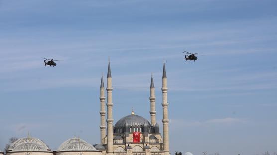 Edirne'de g�� g�sterisi! ATAK helikopterlerinden Selimiye �zerinde selam