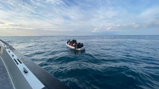 Ege'de iki noktada operasyon: 37 düzensiz göçmen yakalandı, 42 göçmen kurtarıldı