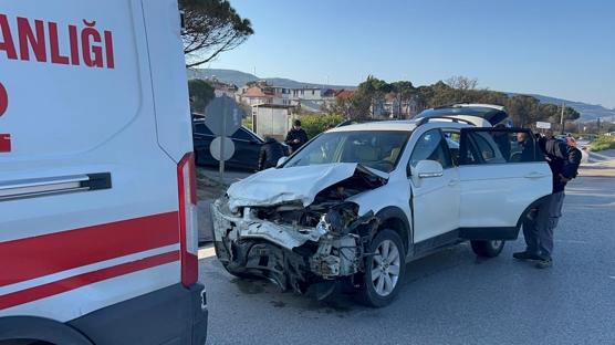 Minib�s ile SUV tipi ara� �arp��t�! 8 ki�i yaraland�