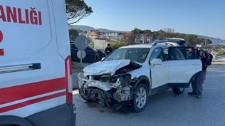 Minib�s ile SUV tipi ara� �arp��t�! 8 ki�i yaraland�