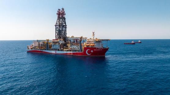 Abd�lhamid Han m�jdenin kap�s�n� aralamak i�in sahada