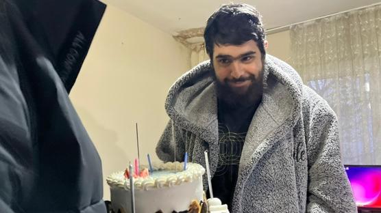 Evden çıkmayan Barış'a doğum günü sürprizi