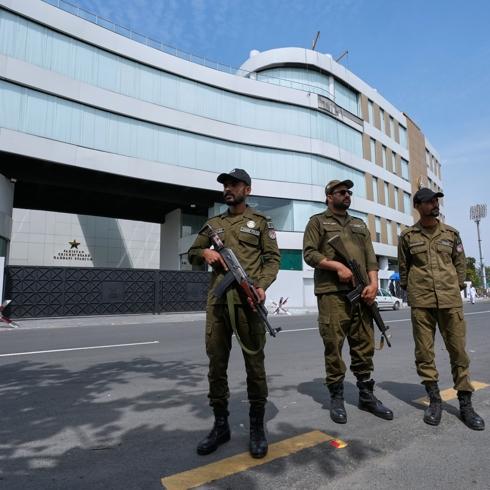 Pakistan'da terör saldırısı: Üç güvenlik görevlisi öldürüldü