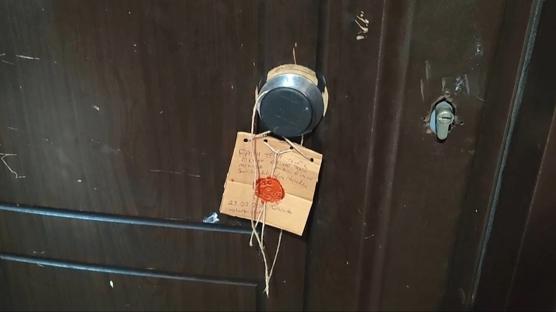 Sesler üzerine komşuları şikayet etti: Misafirlerin yanında eşini döverek öldürdü