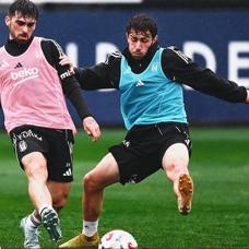 Be�ikta�, derbi haz�rl�klar�n� �ift antrenmanla s�rd�rd�