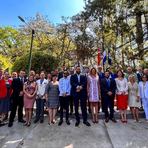 T�rkiye 12 bin km �tedeki �lkede a�t�