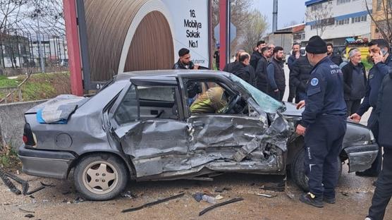 Bursa feci �arp��ma: Otomobil hurdaya ��kt�, 9 yaral�